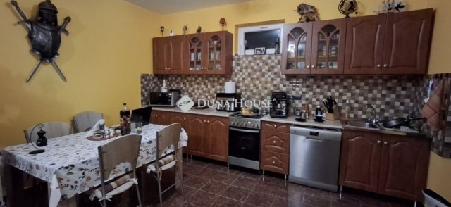 Eladó családi ház, Dunaharasztin 185 M Ft, 7 szobás