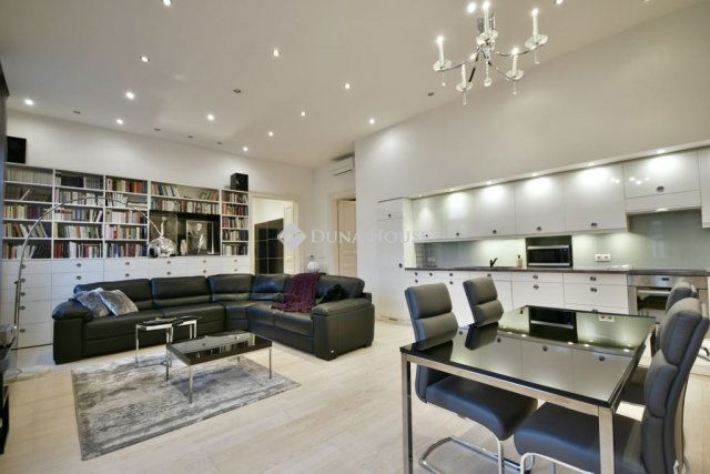 Eladó téglalakás, Budapesten, VIII. kerületben 215 M Ft