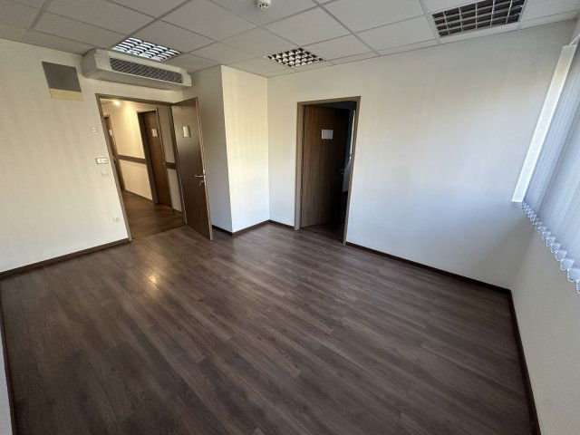Kiadó iroda, Várpalotán, Szent István úton 147 E Ft / hó