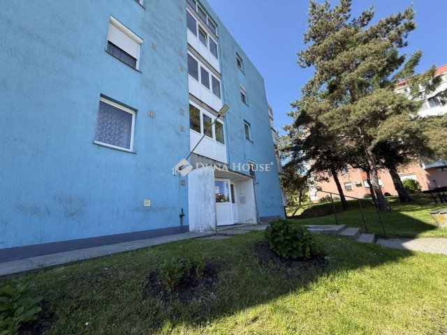 Eladó téglalakás, Komlón, Köztársaság utcában 21.9 M Ft