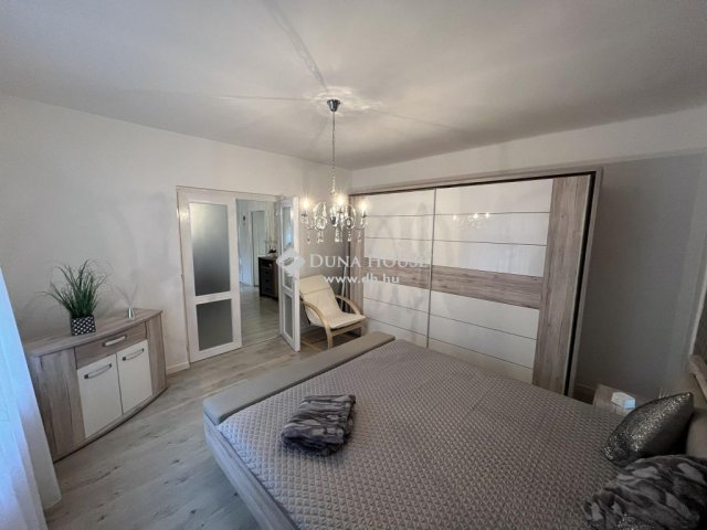 Eladó családi ház, Komlón 109 M Ft, 6 szobás