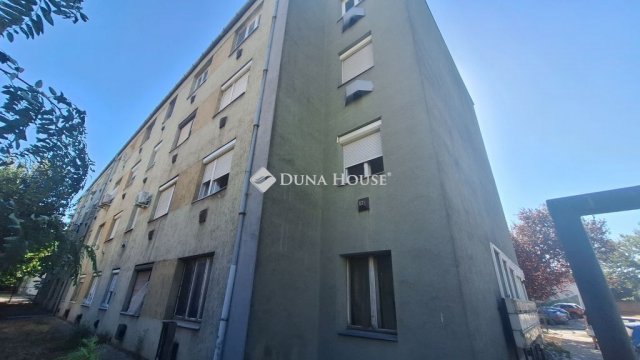 Eladó téglalakás, Dunaújvárosban, Kőris utcában 23.5 M Ft
