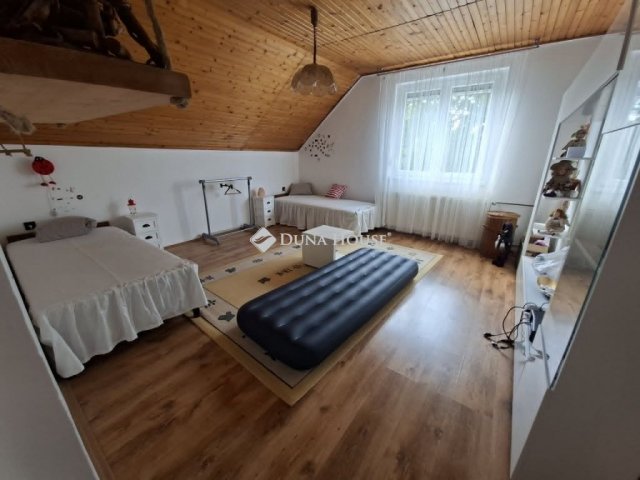 Eladó családi ház, Pécsett 99.1 M Ft, 4 szobás