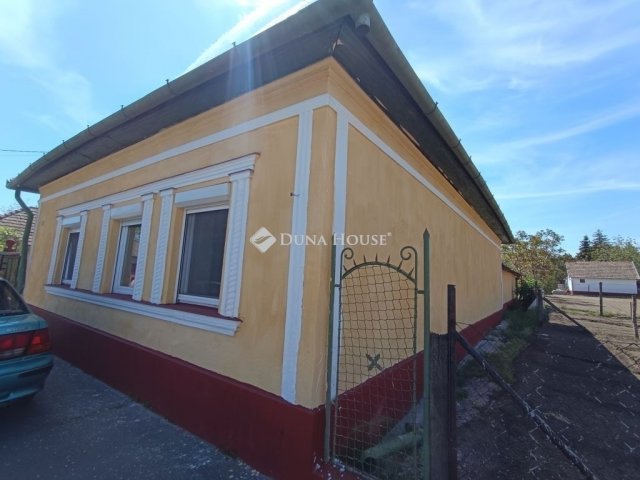 Eladó családi ház, Törtelen 29.5 M Ft, 3 szobás