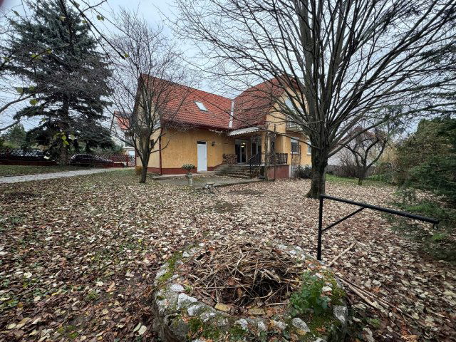 Eladó családi ház, Pécsett 149.9 M Ft, 5 szobás
