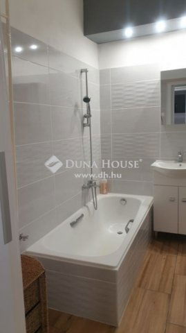 Eladó téglalakás, Pécsett 57.5 M Ft, 3 szobás