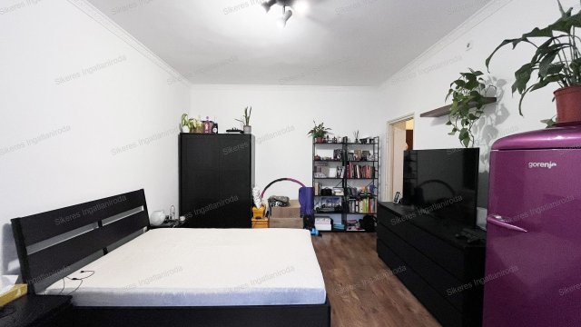 Eladó téglalakás, Komáromban 32 M Ft, 1 szobás