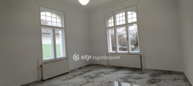 Eladó családi ház, Jászberényben 75 M Ft, 5 szobás