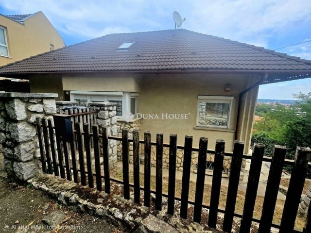 Eladó családi ház, Pécsett 150 M Ft, 6 szobás
