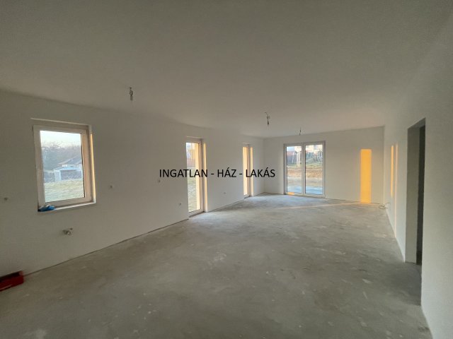 Eladó ikerház, Nagytarcsán 104.9 M Ft, 4 szobás