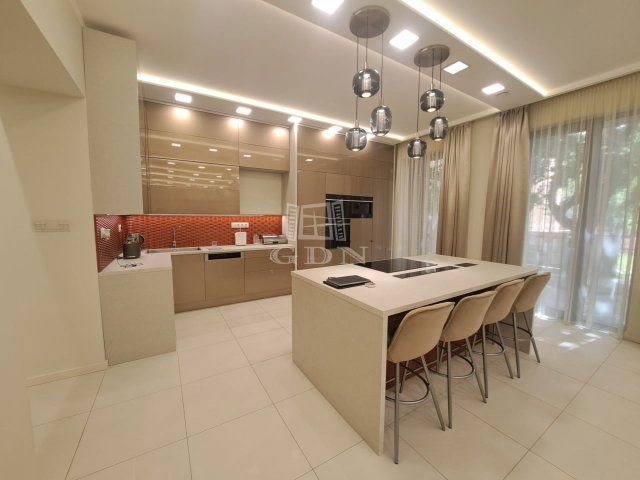 Eladó téglalakás, Szegeden 590 M Ft, 3 szobás