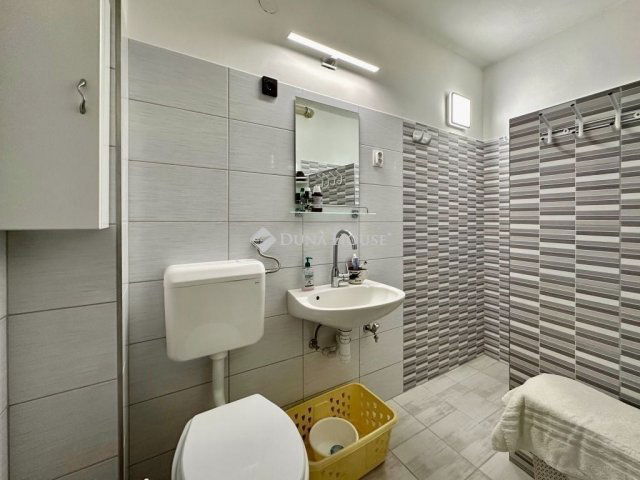 Eladó téglalakás, Pécsett 99 M Ft, 5 szobás