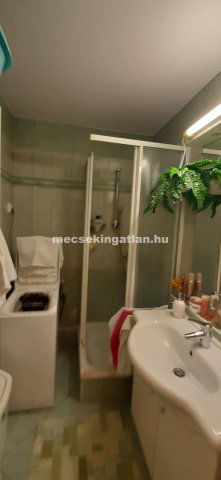 Kiadó panellakás, albérlet, Pécsett, Eszék utcában, 1 szobás