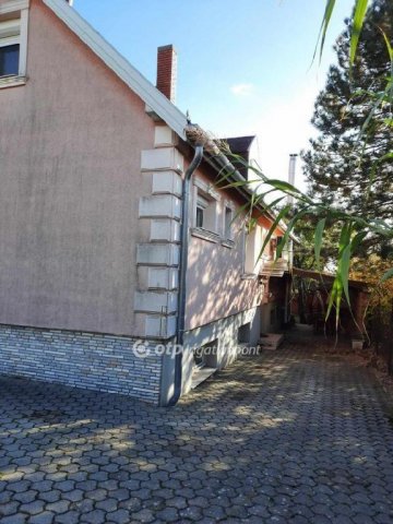 Eladó családi ház, Vonyarcvashegyen 145 M Ft, 7+1 szobás