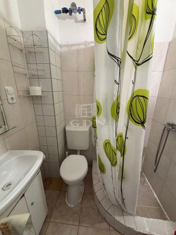 Kiadó panellakás, albérlet, Komáromban 125 E Ft / hó, 1 szobás