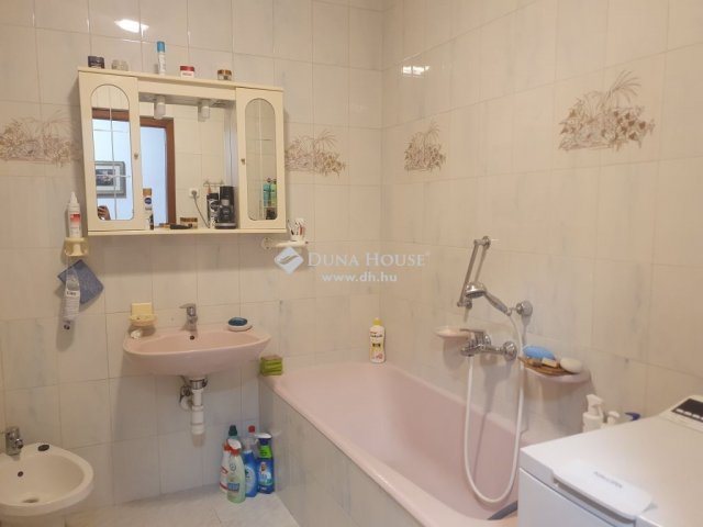 Eladó családi ház, Pécsett 184 M Ft, 8 szobás