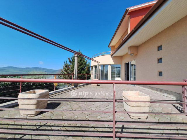 Eladó családi ház, Szentendrén 293 M Ft, 6 szobás
