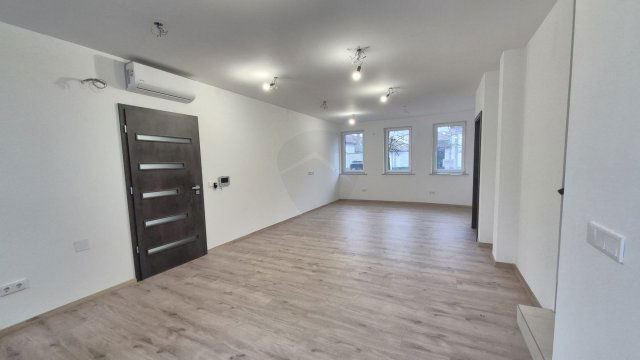 Eladó családi ház, Baján 98.6 M Ft, 5 szobás