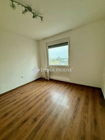 Eladó panellakás, Pécsett 49 M Ft, 3 szobás