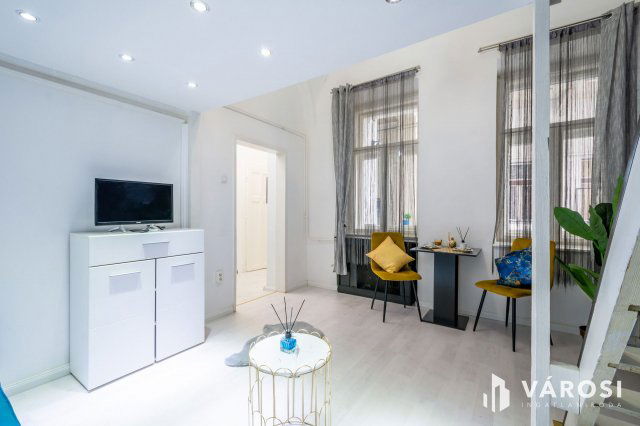 Eladó téglalakás, Budapesten, VI. kerületben 48.9 M Ft, 1 szobás