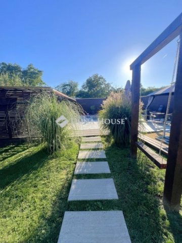 Eladó családi ház, Pécsett 129.9 M Ft, 6 szobás