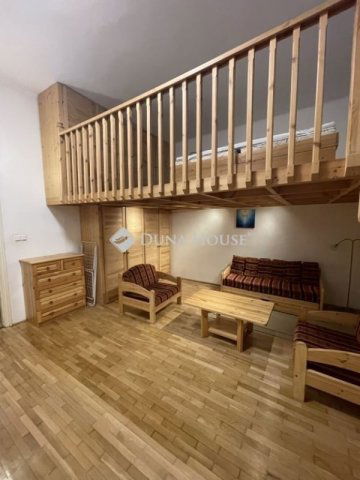 Eladó téglalakás, Budapesten, VI. kerületben 74.5 M Ft, 1 szobás