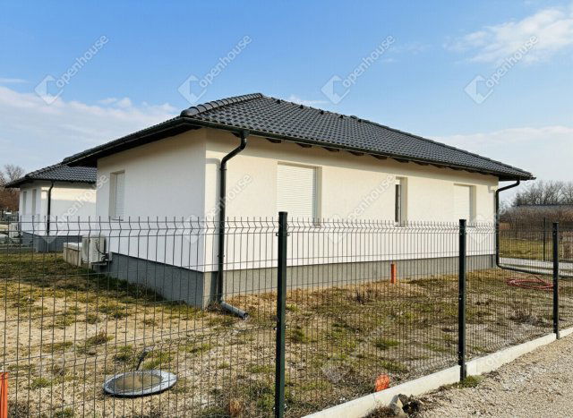 Eladó családi ház, Székesfehérvárott 94.5 M Ft, 4 szobás