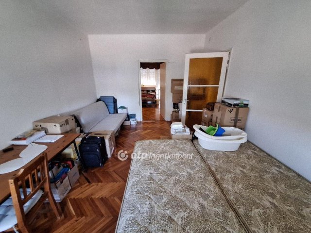 Eladó téglalakás, Abádszalókban 42 M Ft, 2+2 szobás