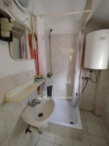 Eladó családi ház, Pécsett 18.99 M Ft, 1 szobás