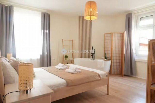 Eladó téglalakás, Budapesten, VI. kerületben 102.9 M Ft