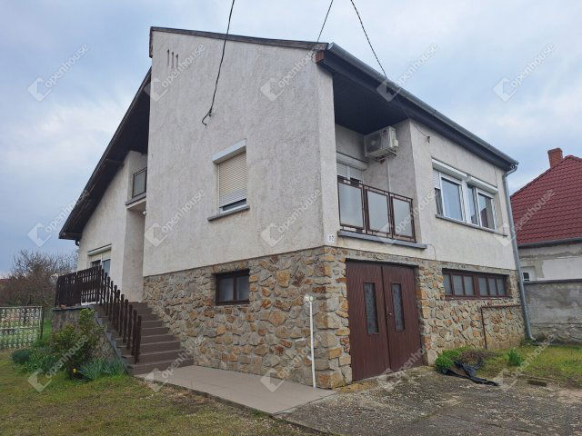 Eladó családi ház, Nagycenken 74.9 M Ft, 4 szobás