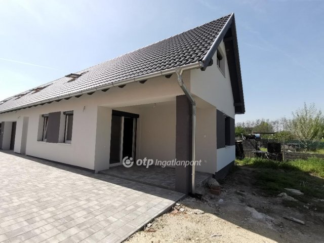 Eladó ikerház, Ráckevén 88 M Ft, 3+1 szobás