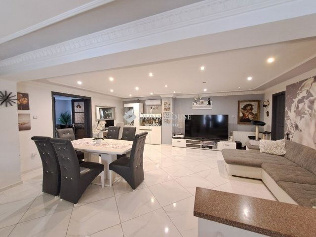 Eladó családi ház, Mohácson 134.9 M Ft, 9 szobás