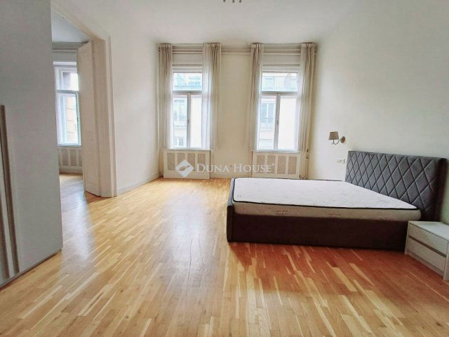 Eladó téglalakás, Budapesten, VI. kerületben 109.99 M Ft