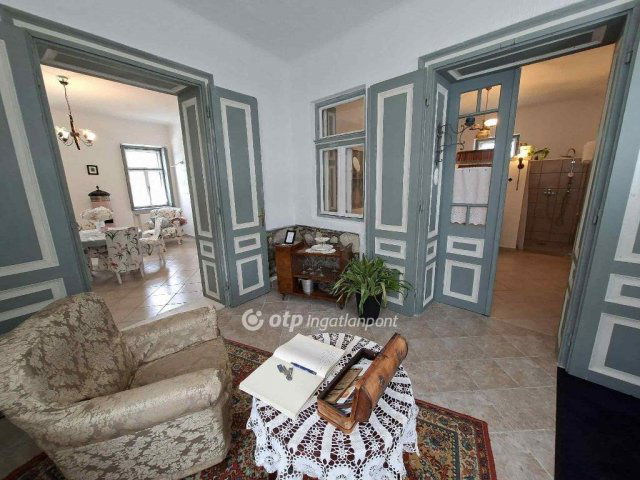 Eladó családi ház, Szomolyán 135 M Ft, 8+1 szobás