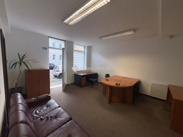 Eladó téglalakás, Pécsett 86 M Ft, 4 szobás