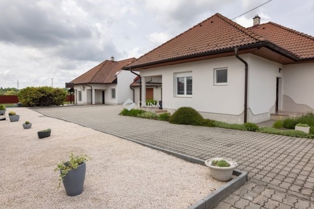 Eladó családi ház, Nagykozáron 225 M Ft, 6+2 szobás