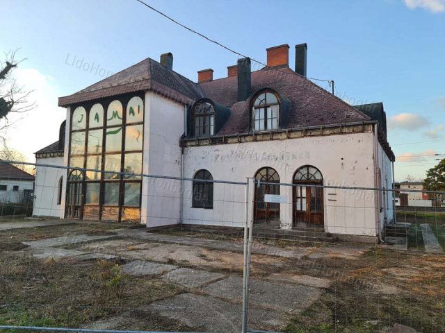 Eladó üzlethelyiség, Balatonbogláron 119 M Ft, 12 szobás