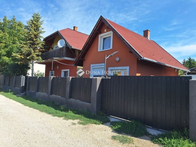 Eladó családi ház, Bicskén 105 M Ft, 4 szobás