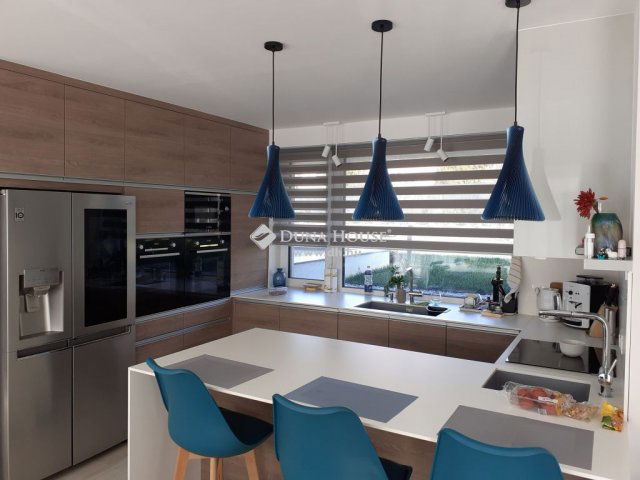 Eladó családi ház, Velencén 450 M Ft, 10 szobás