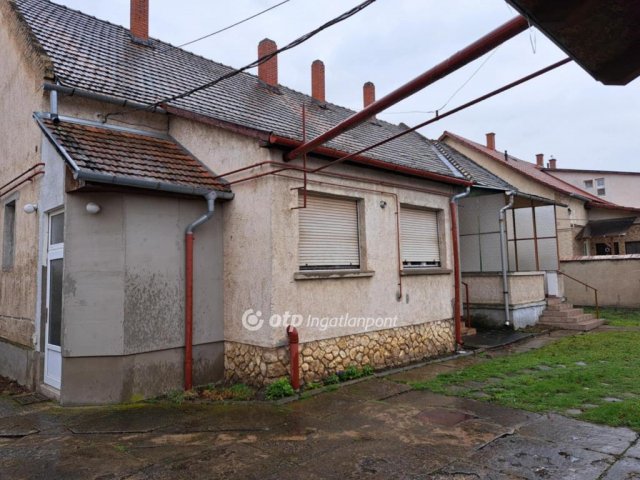 Eladó családi ház, Pápán 45 M Ft, 4 szobás