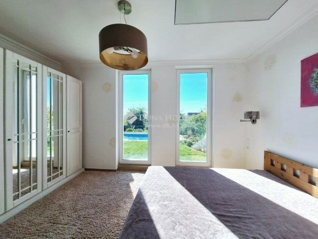 Eladó családi ház, Szadán 265 M Ft, 6 szobás