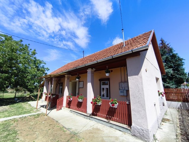 Eladó családi ház, Adácson 24 M Ft, 2 szobás