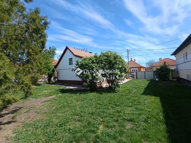 Eladó családi ház, Újszászon 18.5 M Ft, 3 szobás