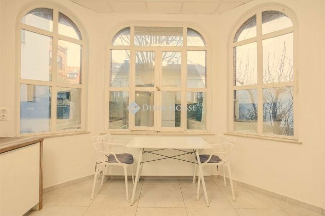 Eladó téglalakás, Pécsett 120 M Ft, 4 szobás