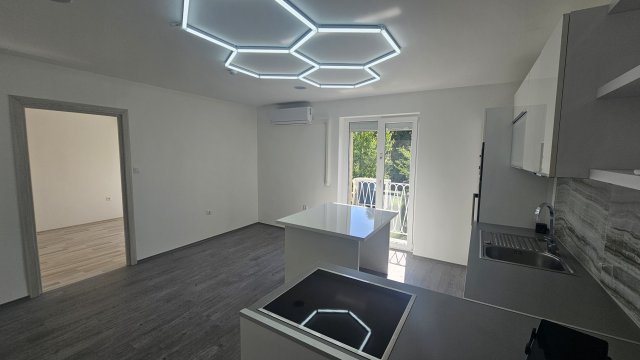 Eladó téglalakás, Komlón 42 M Ft, 3 szobás