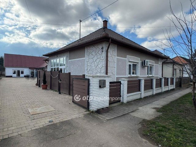 Eladó családi ház, Tiszacsegén 70 M Ft, 8 szobás