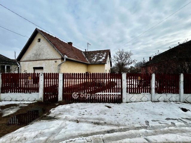 Eladó családi ház, Vámospércsen 30 M Ft, 2 szobás