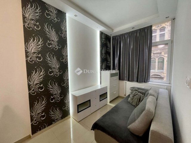 Eladó téglalakás, Budapesten, VI. kerületben 58.5 M Ft, 1 szobás