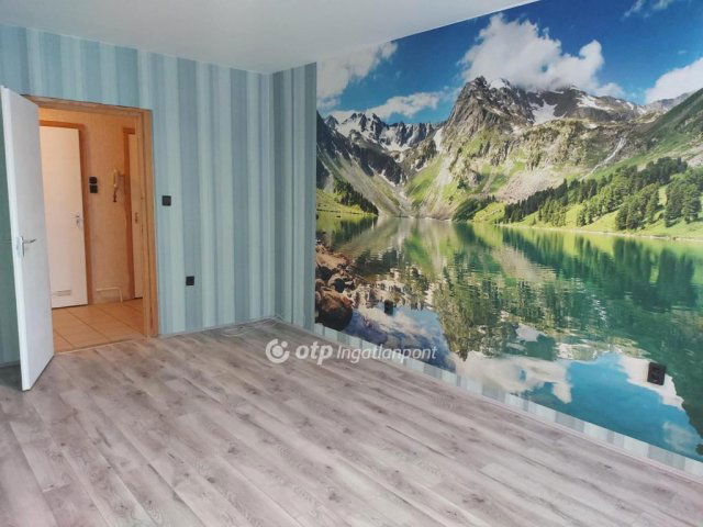 Eladó panellakás, Pécsett 56.8 M Ft, 3 szobás